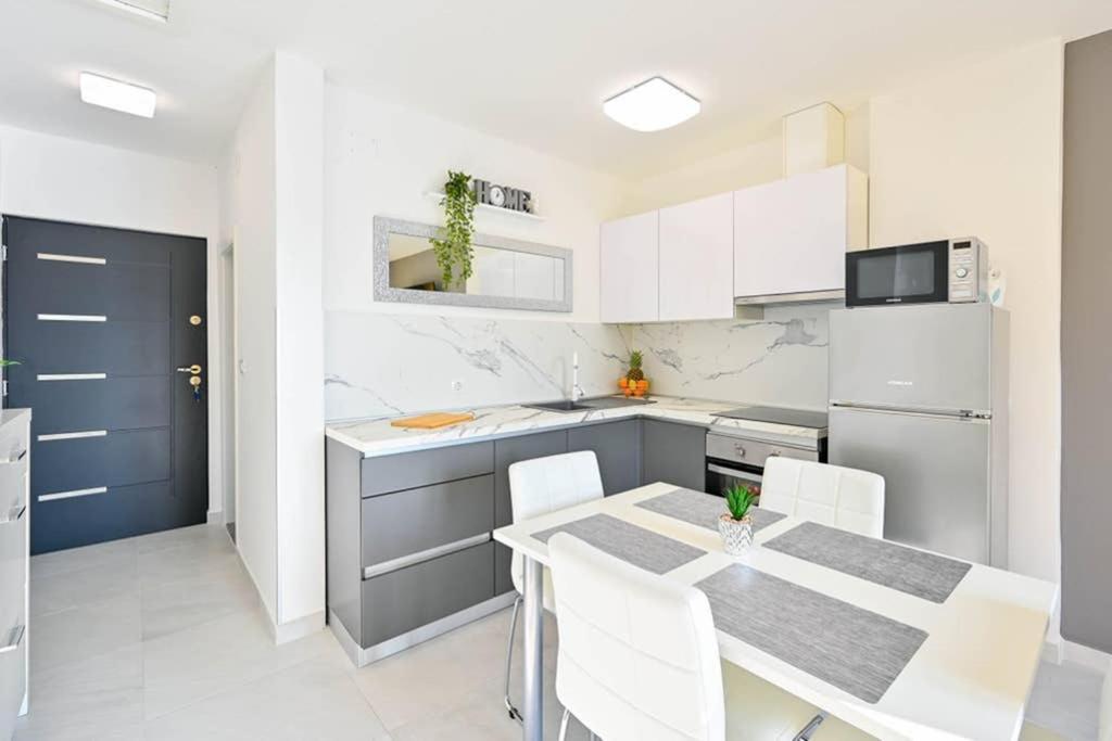 Apartment Noemi With A Direct Beach View ラバック エクステリア 写真