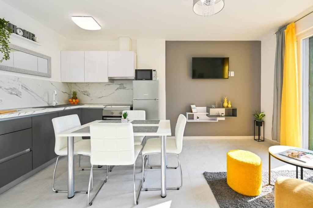 Apartment Noemi With A Direct Beach View ラバック エクステリア 写真